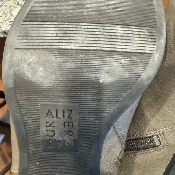 Naturalizer Women’s 9 Gray Ankle Boots with a Modern Minimalist Design - Picture 8 of 9